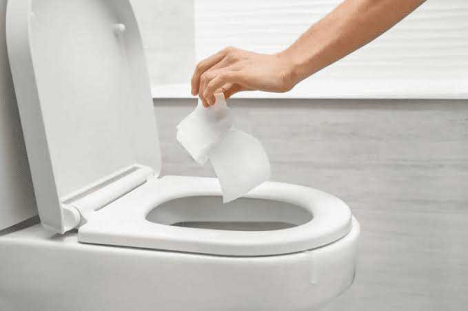 bồn cầu chỉ có mùi hôi sau khi xả nước