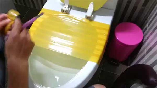 Dán băng keo kín toàn bộ miệng bồn cầu