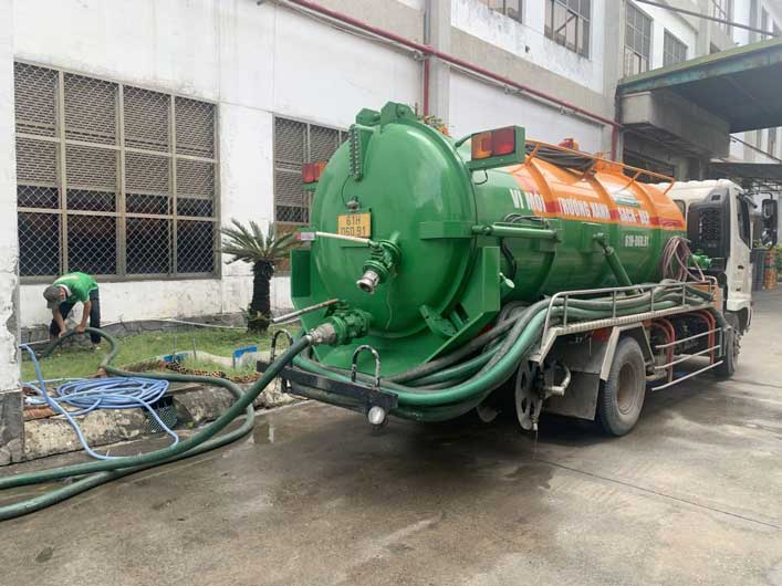 Đưa đường ống vào hầm và tiến hành hút