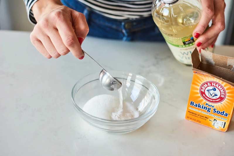 Dùng baking soda và giấm cho trường hợp tắc nhẹ