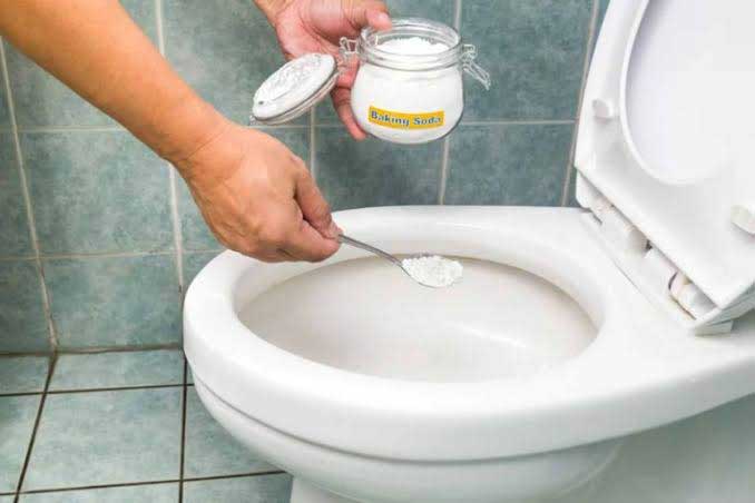 Dùng baking soda và giấm khi bồn cầu thoát chậm Dùng baking soda và giấm khi bồn cầu thoát chậm