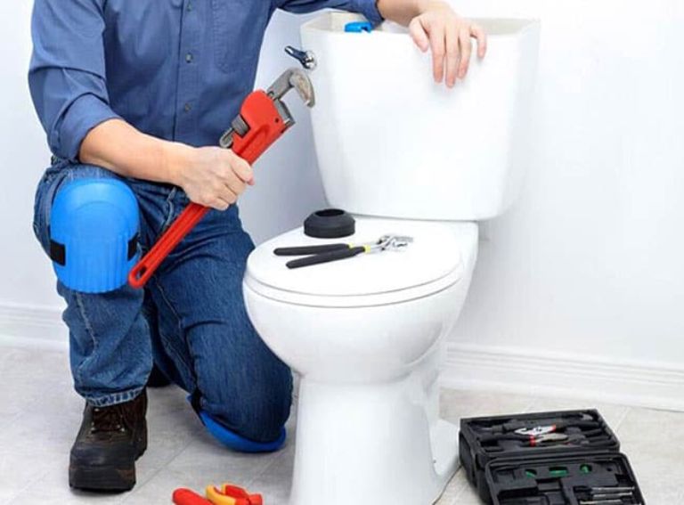 Dùng móc quần áo thông bồn cầu
