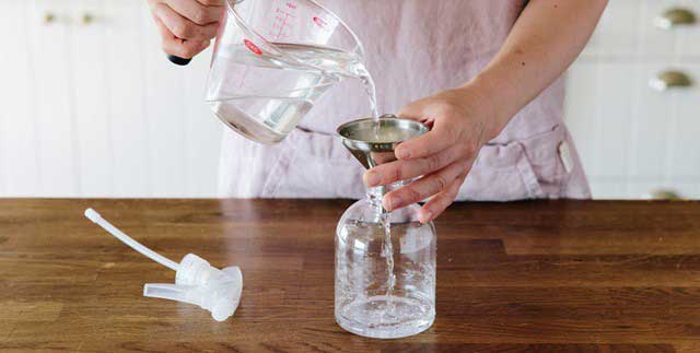 Dùng nước ấm để làm mềm dầu mỡ