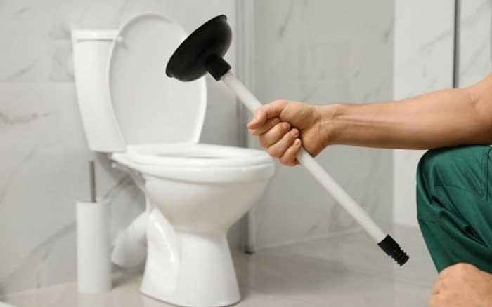 Dùng pít tông khi chưa xác định chắc dị vật lớn đang mắc bên trong