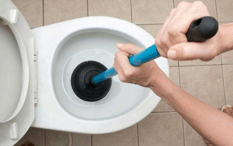Dùng pittong cao su để tạo áp lực thông bồn cầu