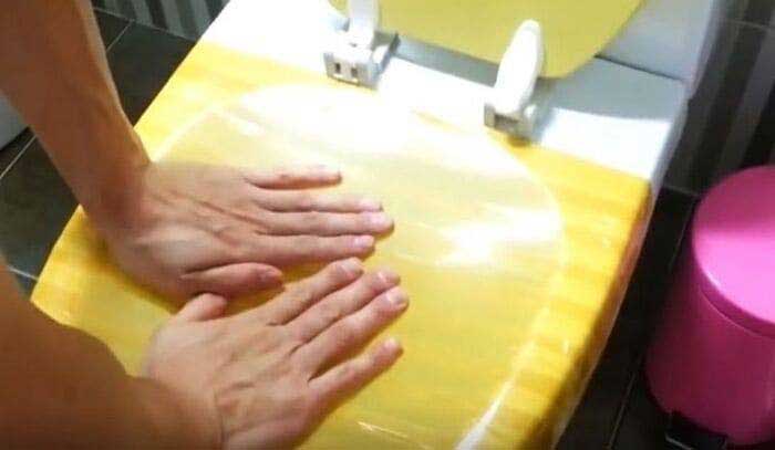 Dùng tay tạo áp lực lên lớp băng