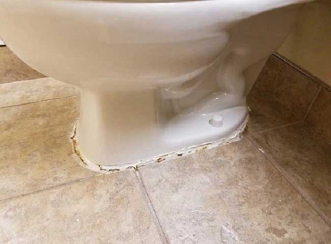 Gioăng hoặc điểm nối dưới chân bồn cầu bị hở