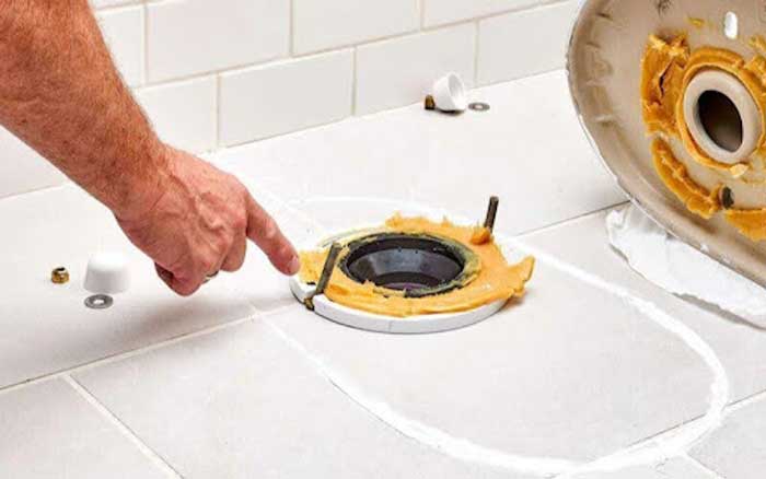 Gioăng hoặc mối nối dưới chân bồn cầu bị hở