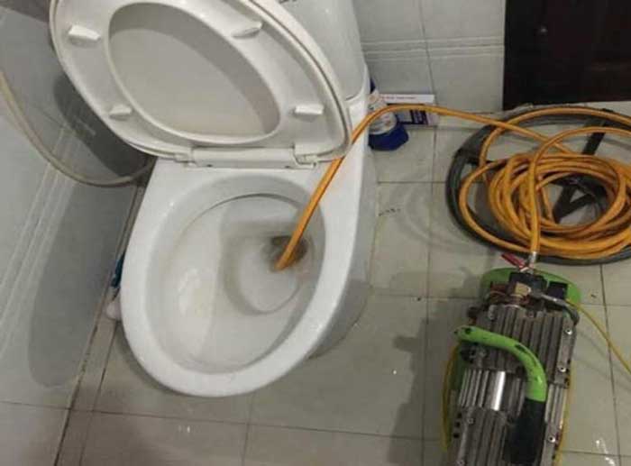 Hút bồn cầu