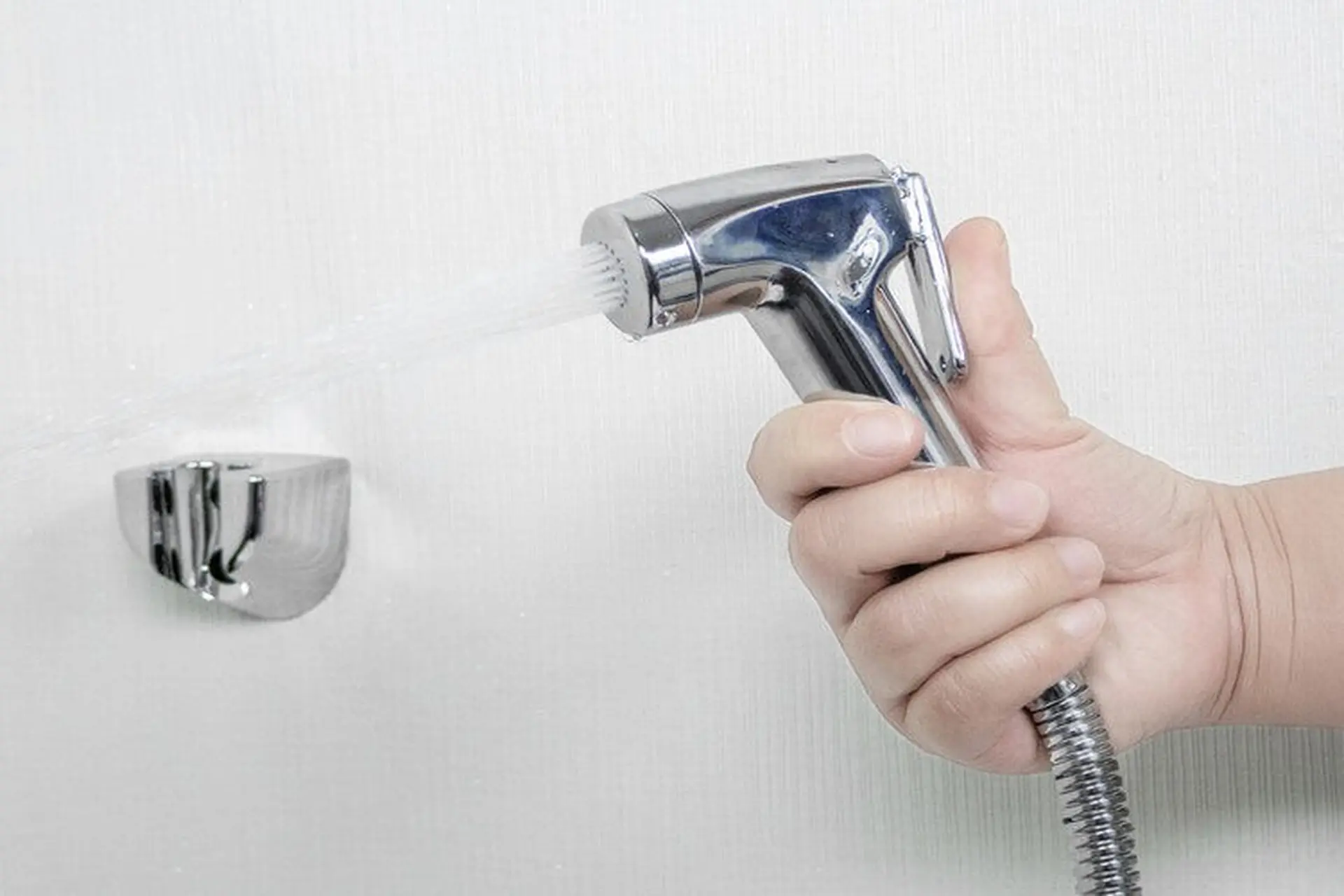 Khi nào nên thay mới vòi xịt bồn cầu