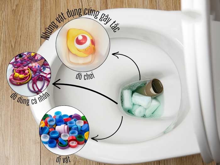 Lấy vật cứng trực tiếp nếu dị vật vẫn nằm gần miệng bồn cầu