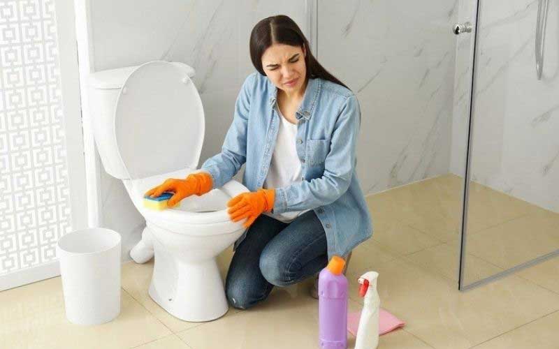 Những việc không nên làm khi bồn cầu đang bị tắc