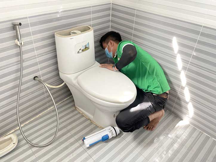 Tháo bồn cầu để lấy dị vật mắc sâu