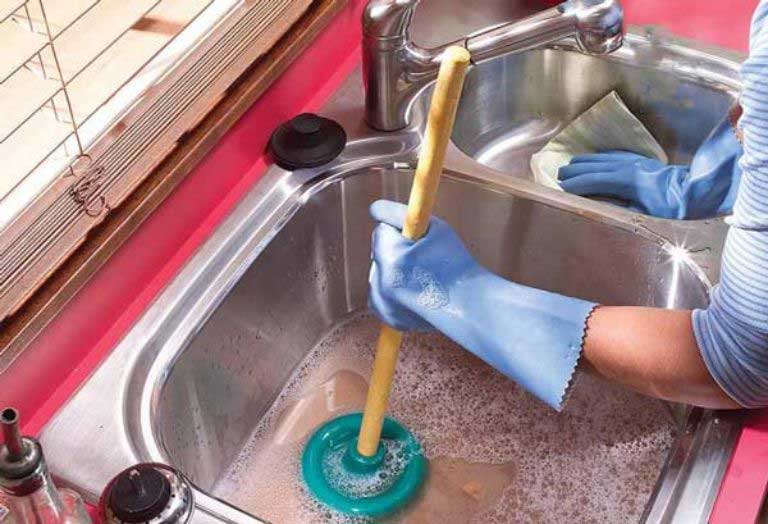 Thông tắc bằng cây thụt cao su