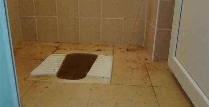 Vì sao bồn cầu ngồi xổm dễ bị nghẹt Vì sao bồn cầu ngồi xổm dễ bị nghẹt