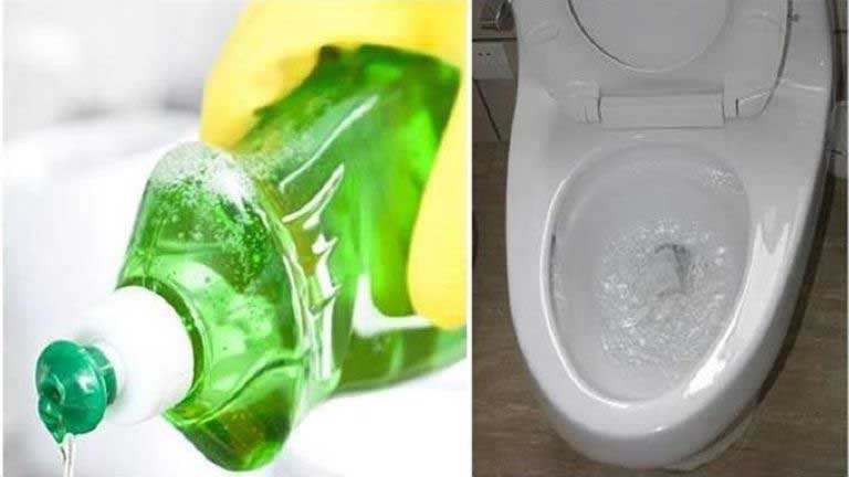 Xử lý bồn cầu bị tắc bằng nước rửa chén và nước ấm